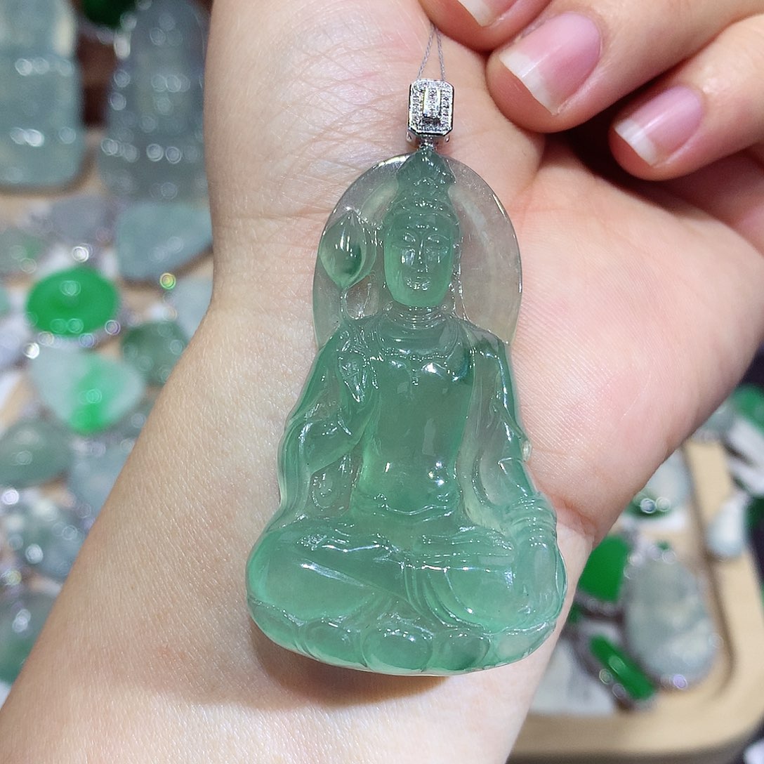 翡翠18K金镶嵌颈饰观音