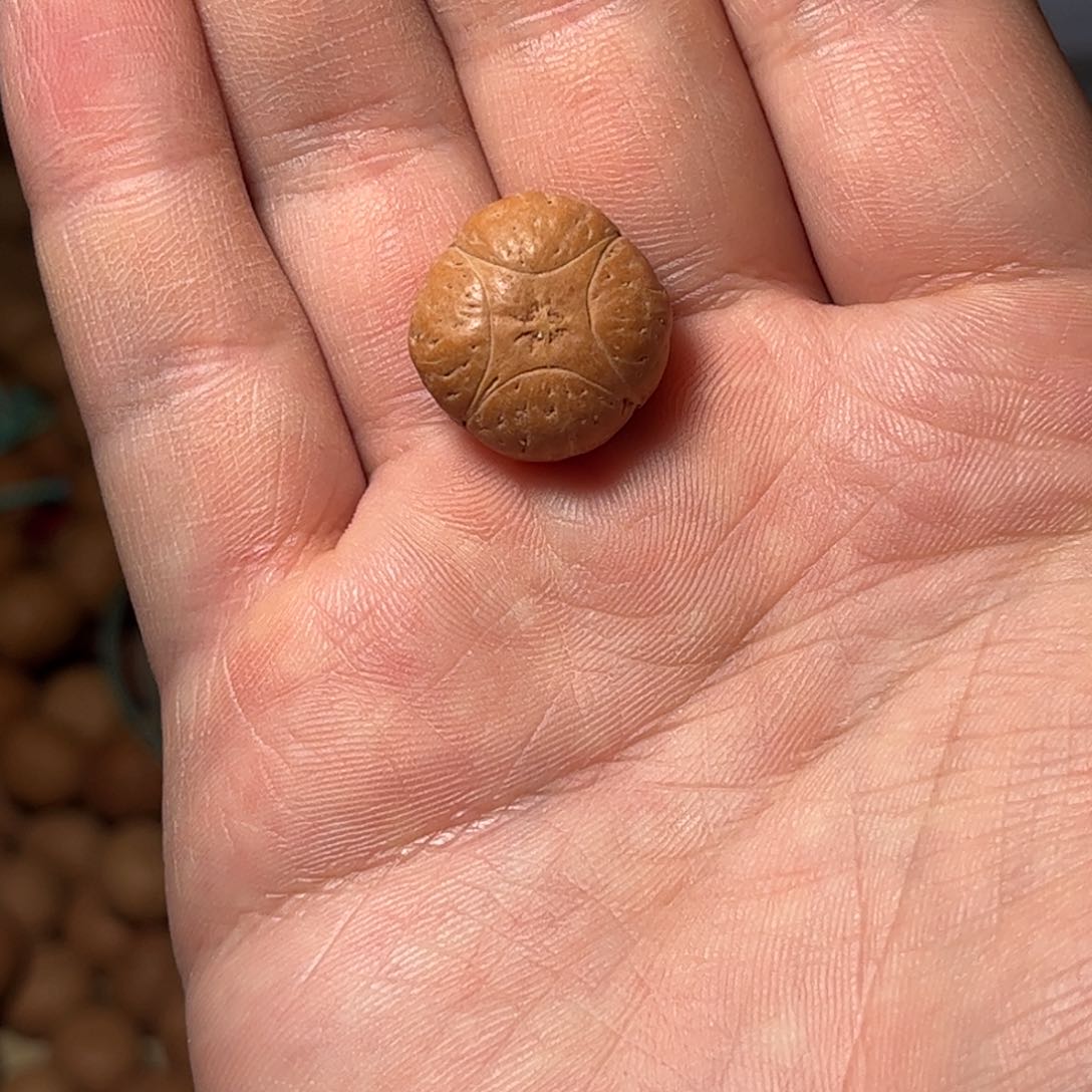 桃核吊坠18.7mm麒麟眼，开孔不退，偏远不包