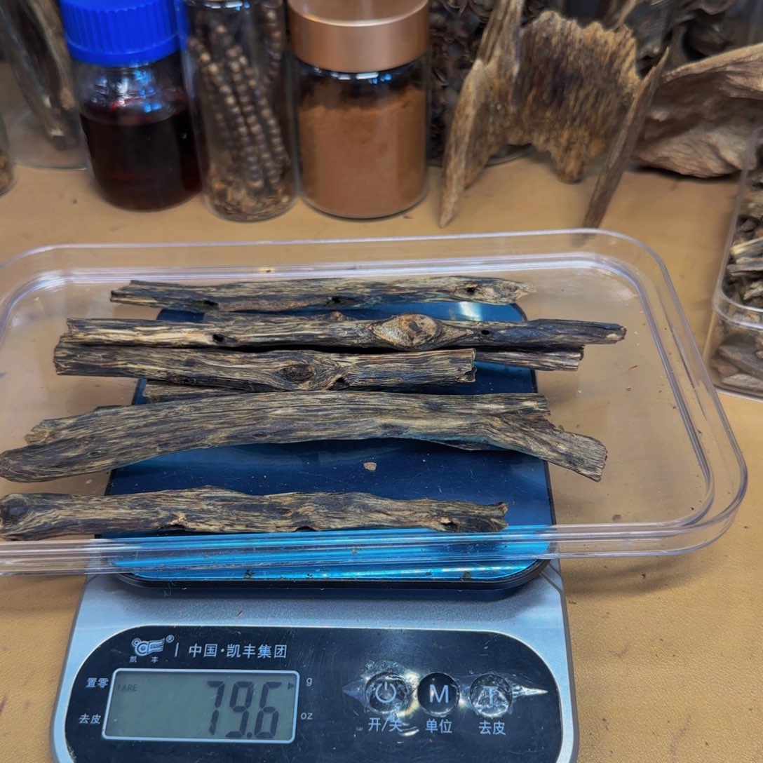 雲***發沉香沉香碎屑蓝宝石树心油79克