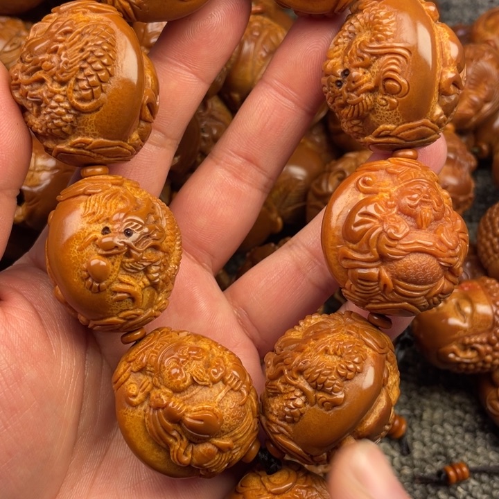 橄榄核吊坠成**汗橄榄核手持