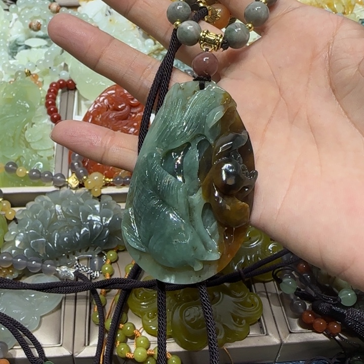 蛇纹石玉吊坠合金