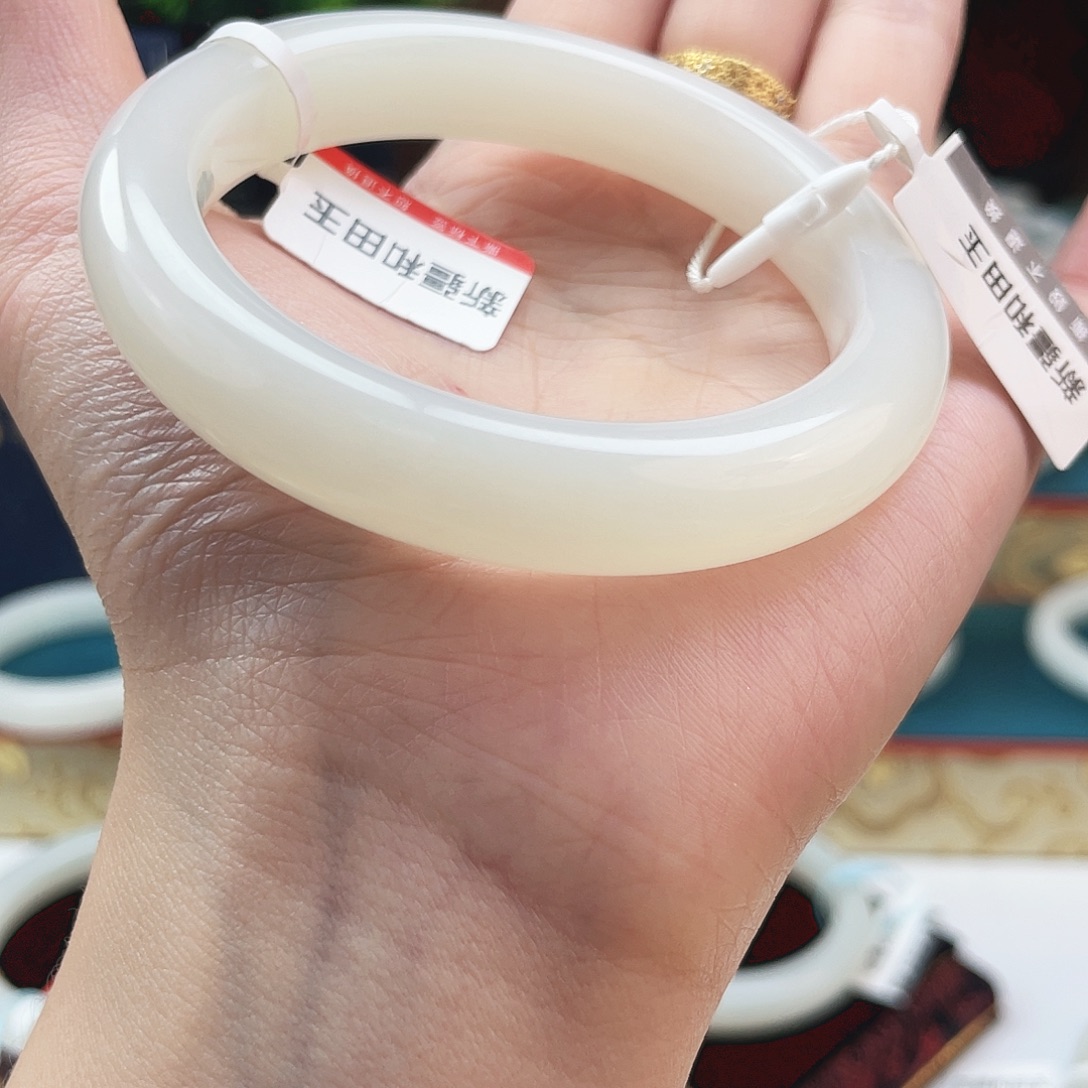 和田玉未镶嵌手镯