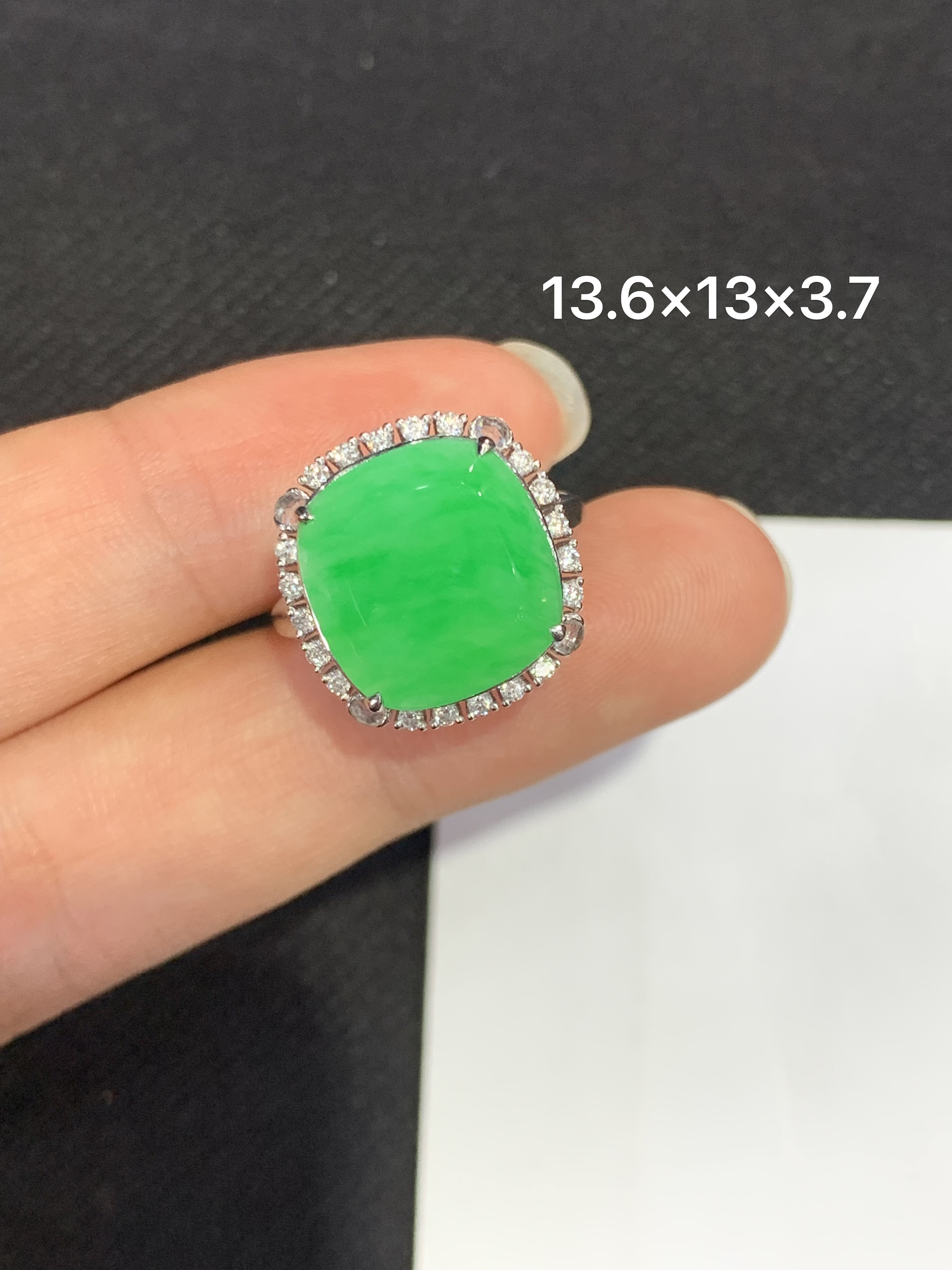 18K金镶嵌天然缅甸翡翠阳绿无事牌戒指