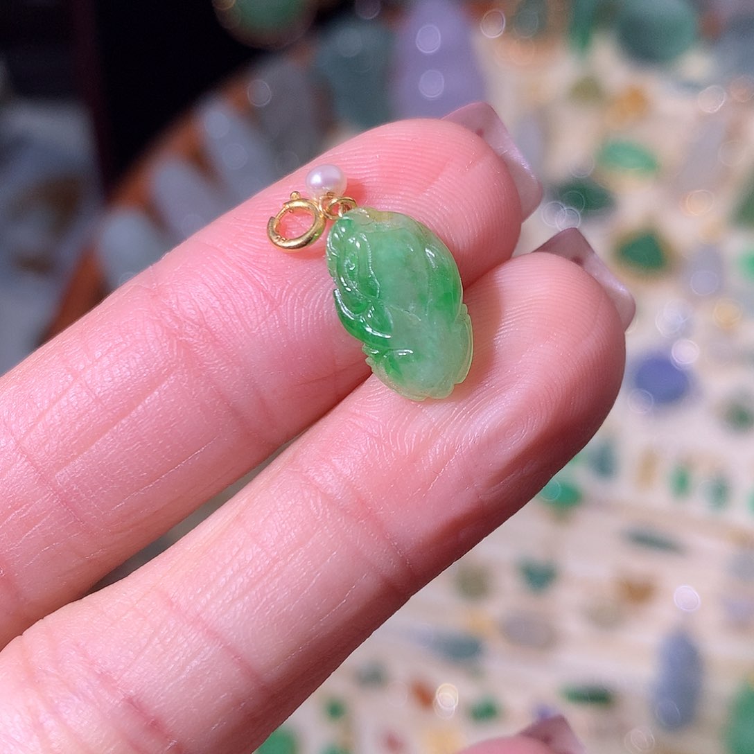 翡翠颈饰18K金镶嵌冰阳绿带色根貔貅小提溜