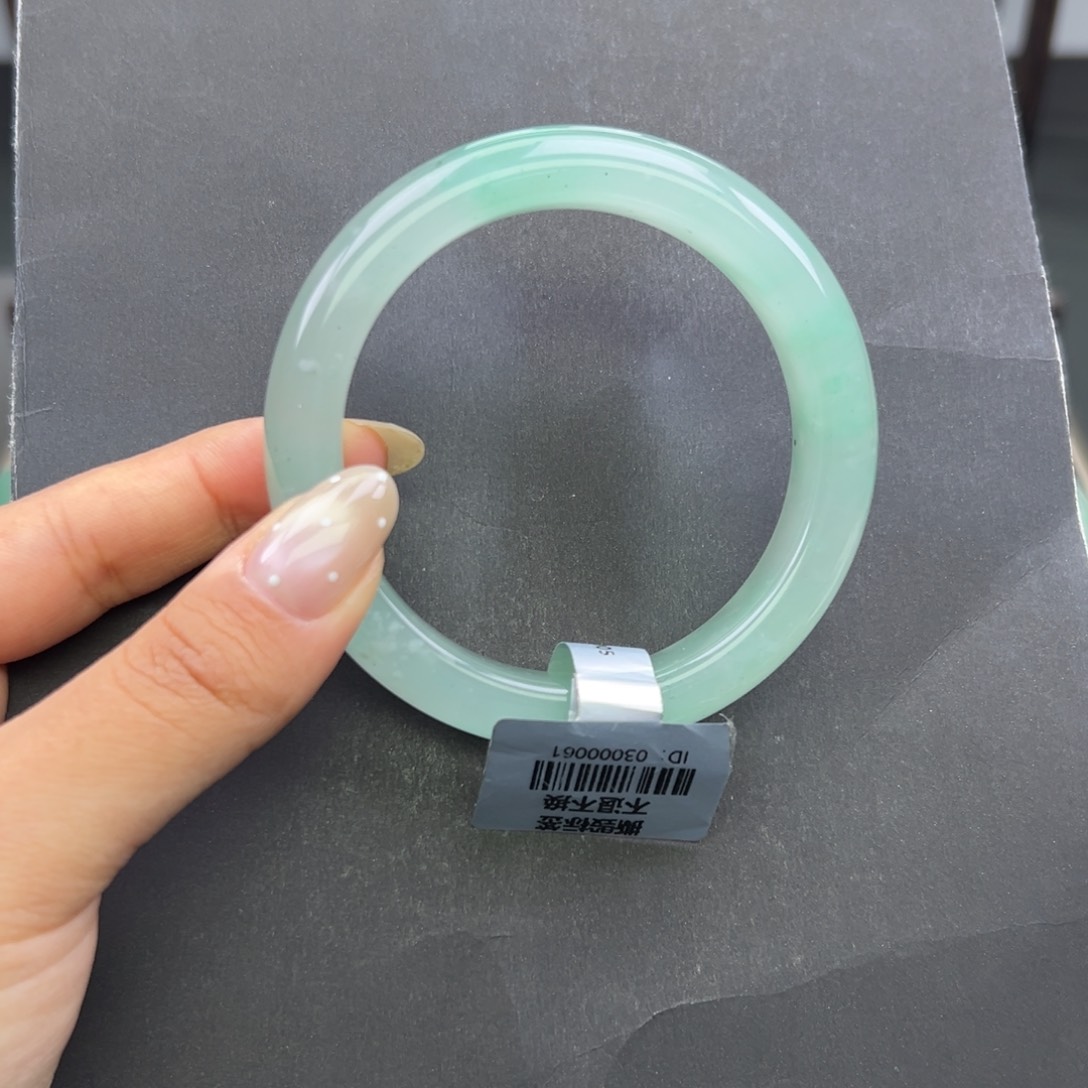 石英质玉未镶嵌手镯+周周57.7