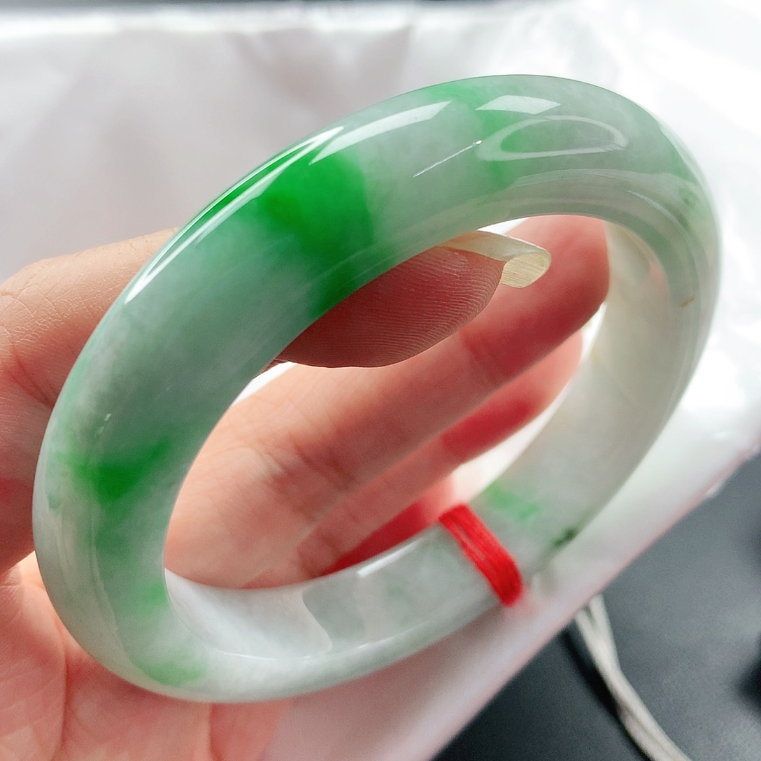 翡翠手镯未镶嵌，