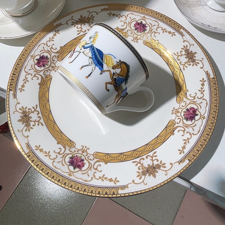 樱****新骨瓷默认微瑕，平盘浮雕金1个杯子1个