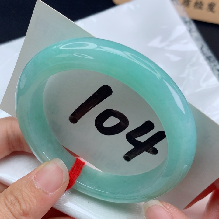 翡翠手镯未镶嵌满甜绿