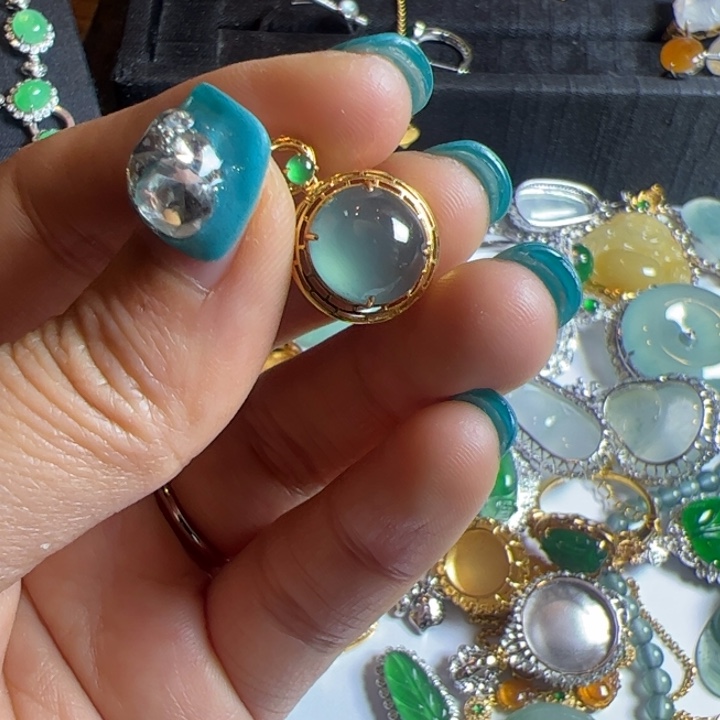 翡翠吊坠(不含链)18K金镶嵌翡翠吊坠项链