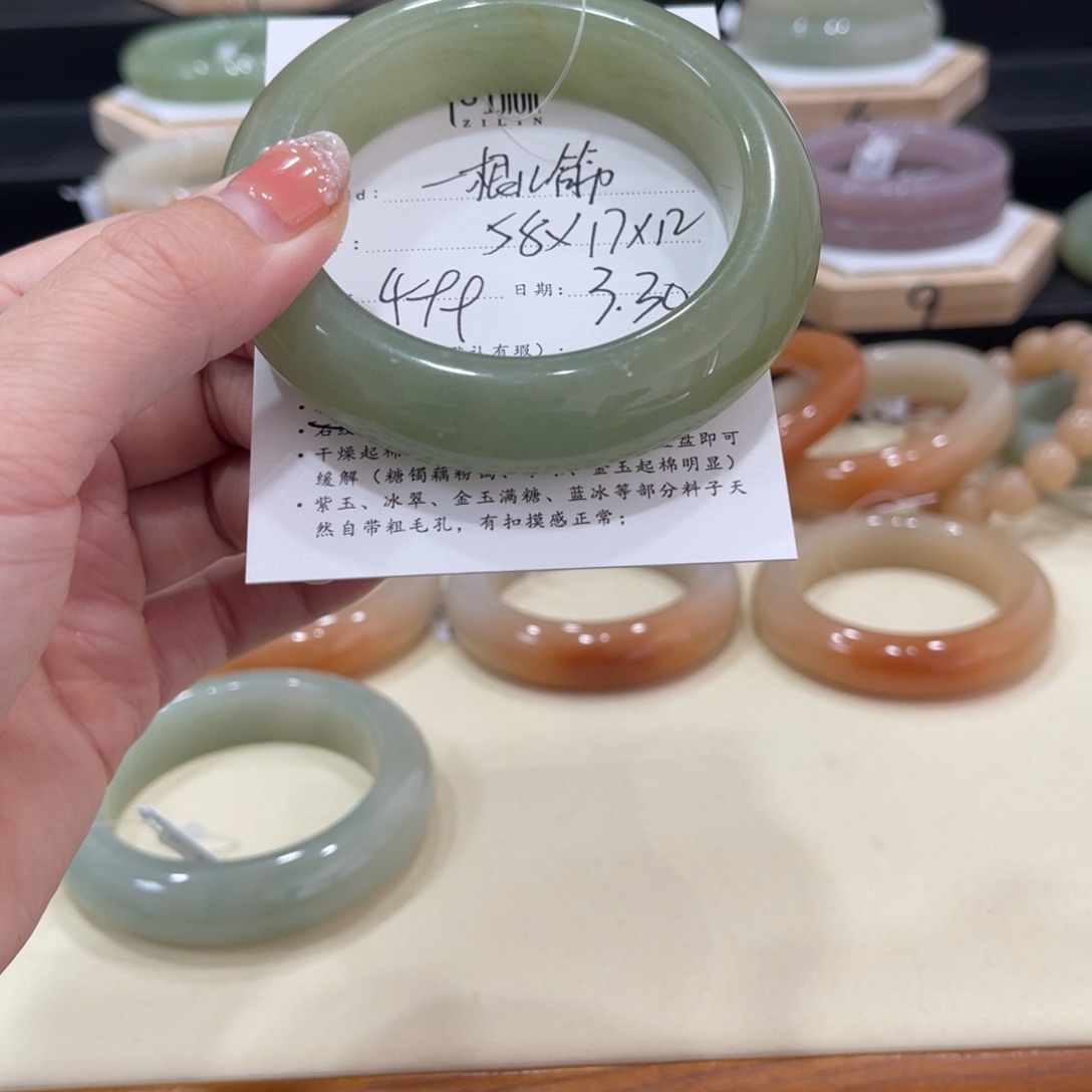 石英质玉未镶嵌手镯一**筋