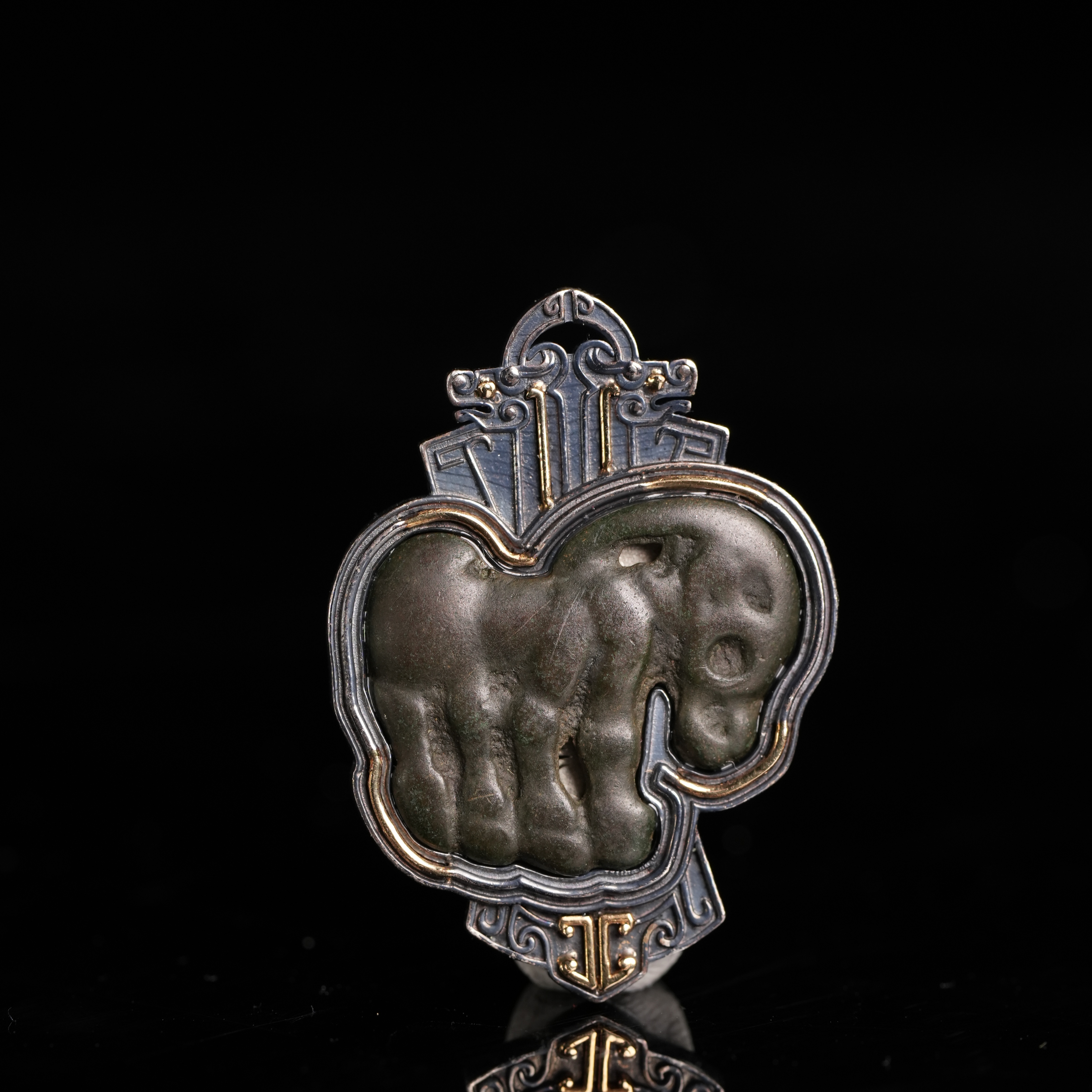 Lot 3055 清代瑞兽天铁吊坠（金、银镶嵌）