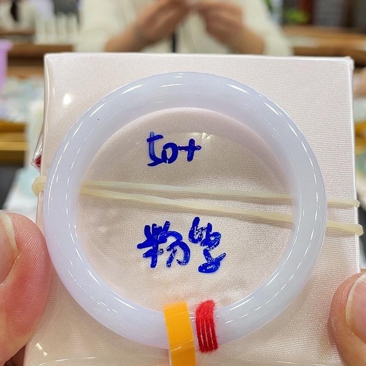 翡翠手镯未镶嵌翡翠