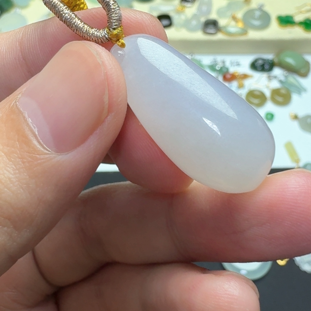 翡翠未镶嵌颈饰福瓜