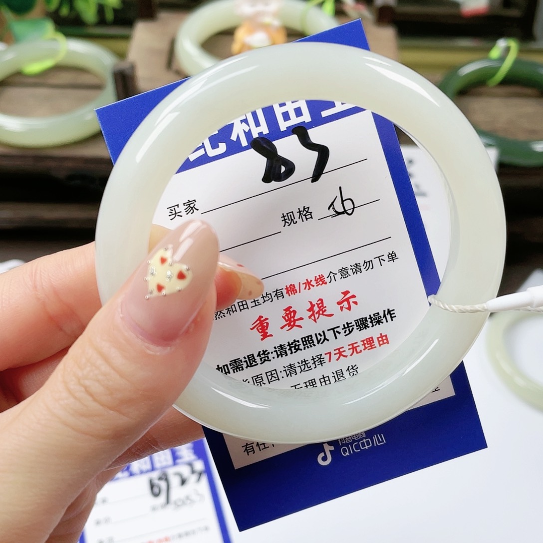 【闪购商品】未镶嵌手镯和田玉淡**风