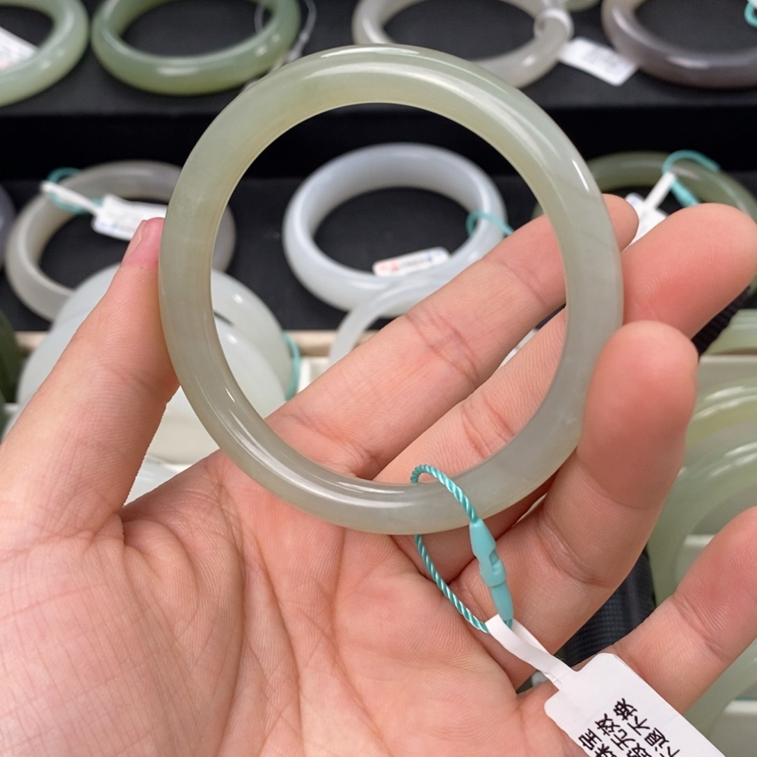 和田玉手镯未镶嵌55.56