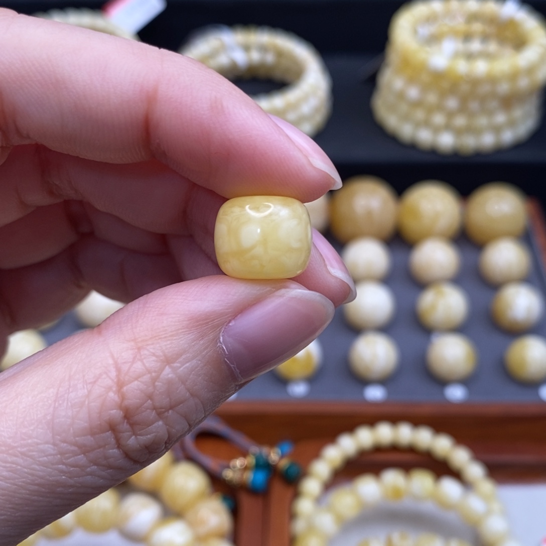 辛***和蜜蜡未镶嵌珠宝奇石