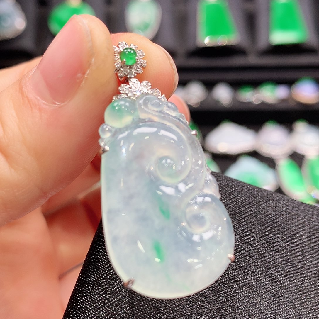 翡翠颈饰18K金镶嵌如意