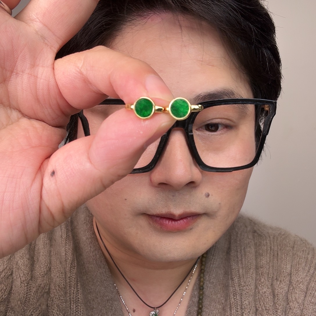 翡翠未镶嵌颈饰一对