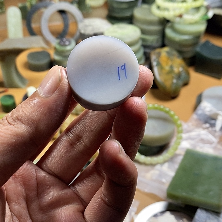 水***木和田玉（糖玉）未镶嵌珠宝半成品