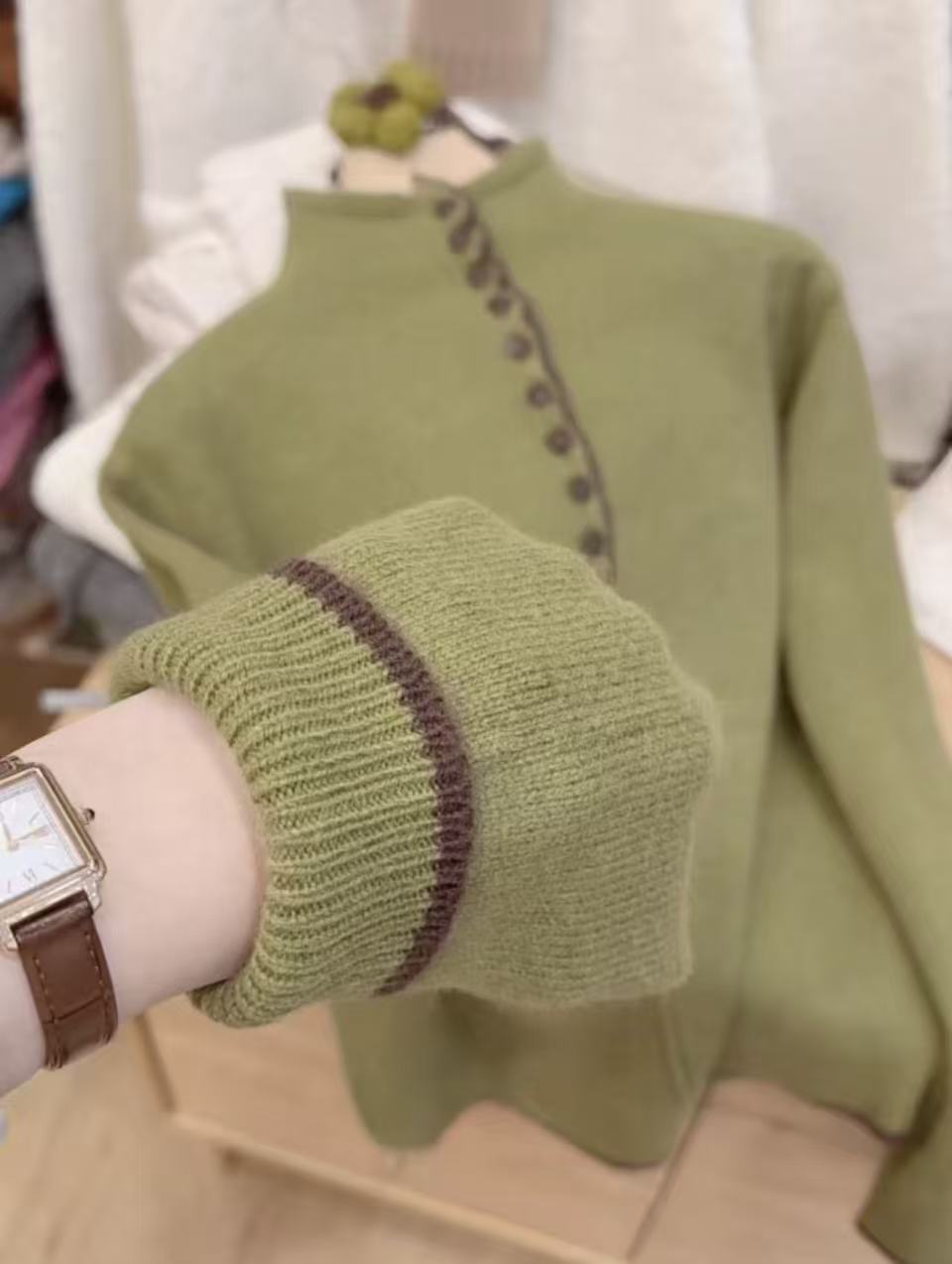 七言家巨好看 ！立领苔藓绿包扣花边撞色暖和毛衣