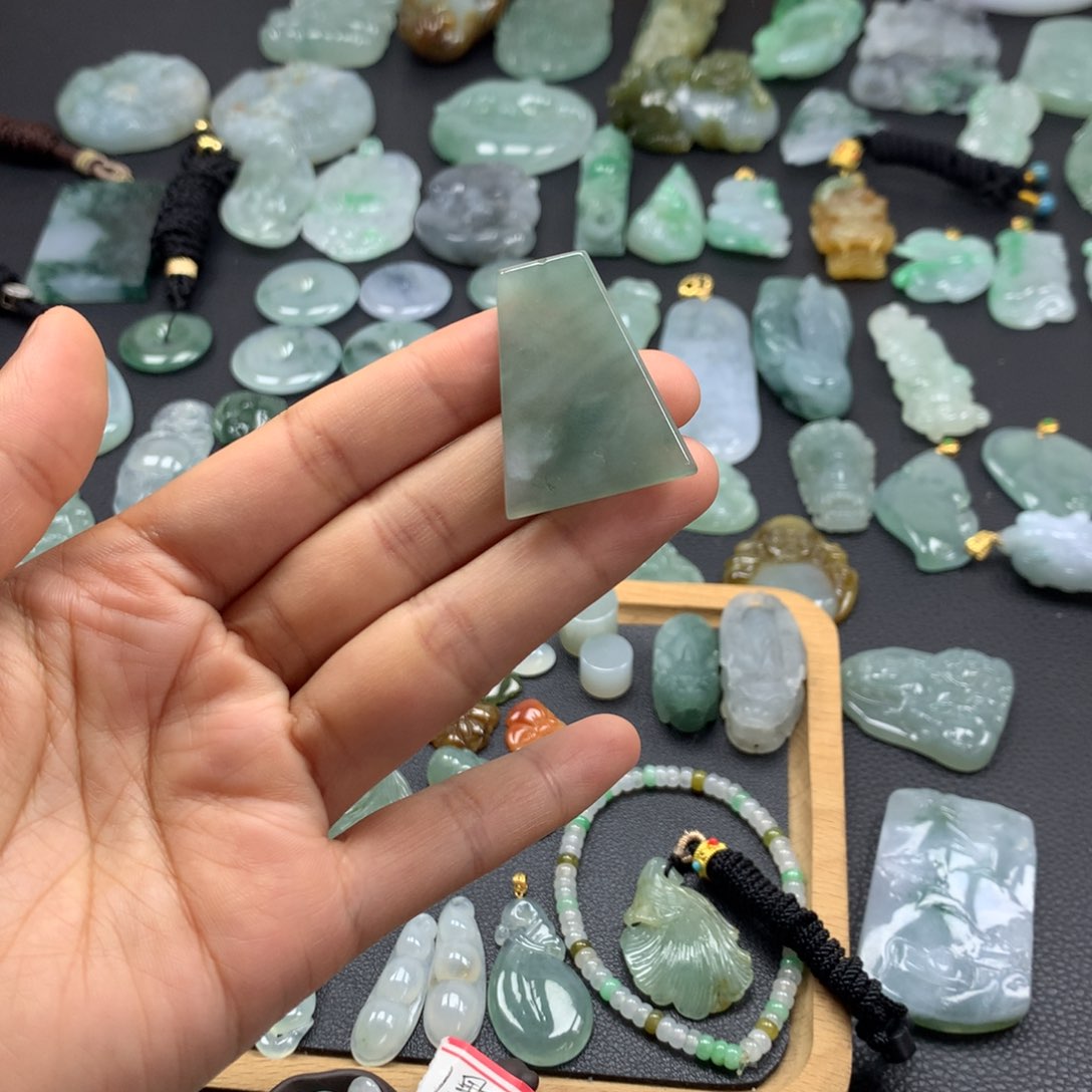 翡翠颈饰未镶嵌无事牌