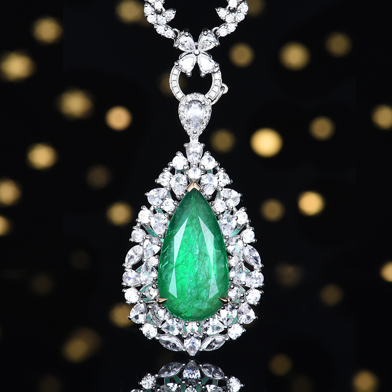 时尚经典 主石6.26克拉 18K金 天然祖母绿吊坠