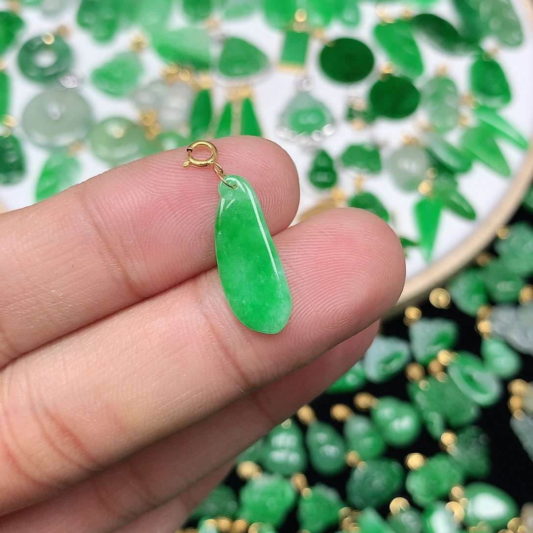 翡翠颈饰18K金镶嵌伊*白18K金扣 小巧精美飘阳绿小福瓜