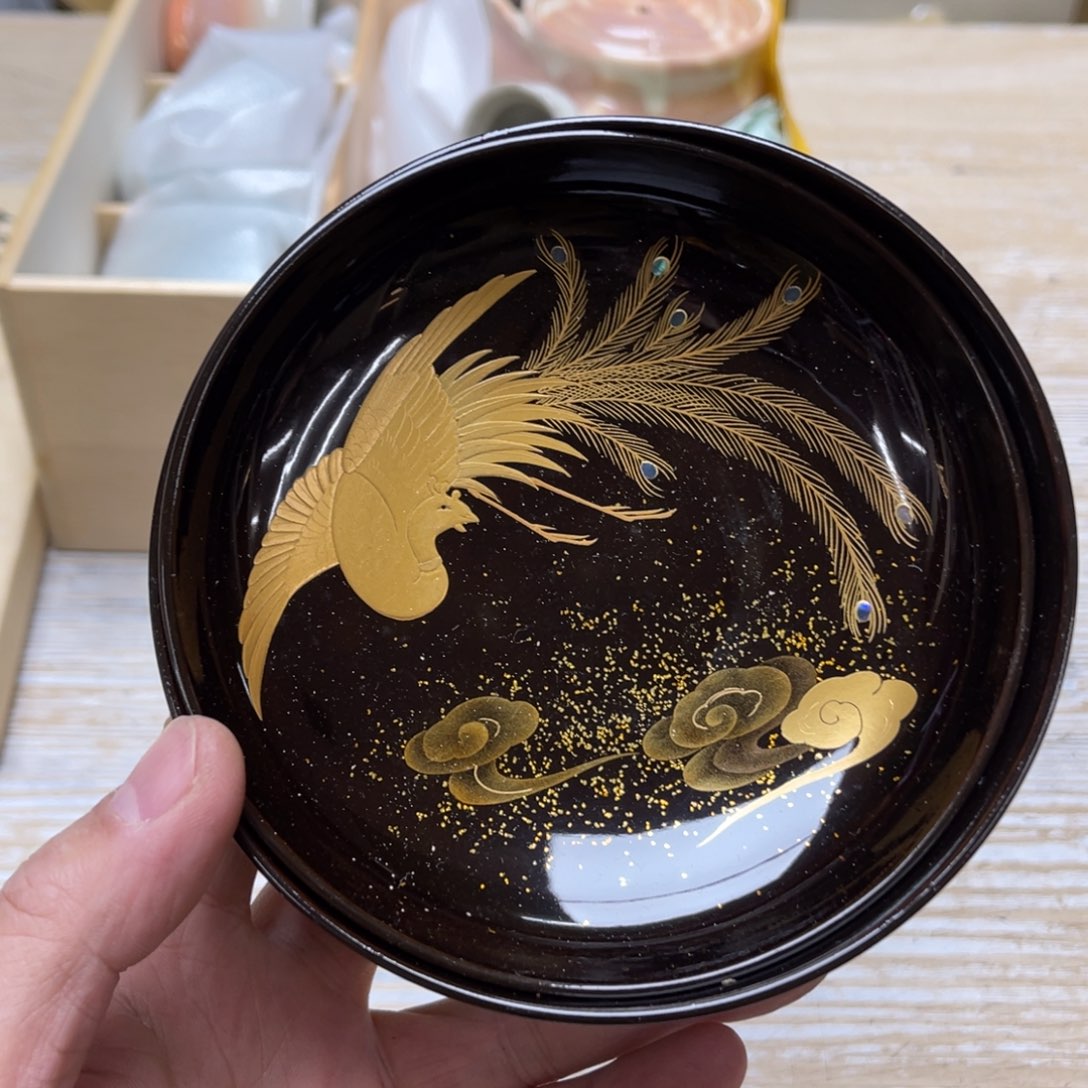 瓷片千*舞密密麻麻地排列着