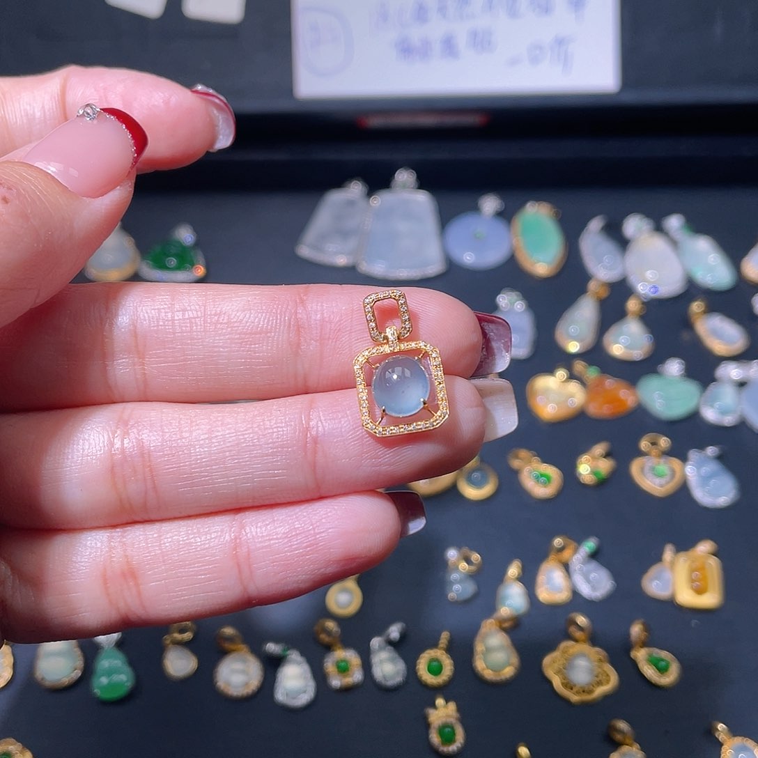 翡翠颈饰18K金镶嵌J吊坠