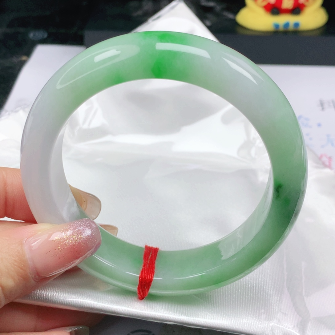 朋***朋未镶嵌手镯翡翠正