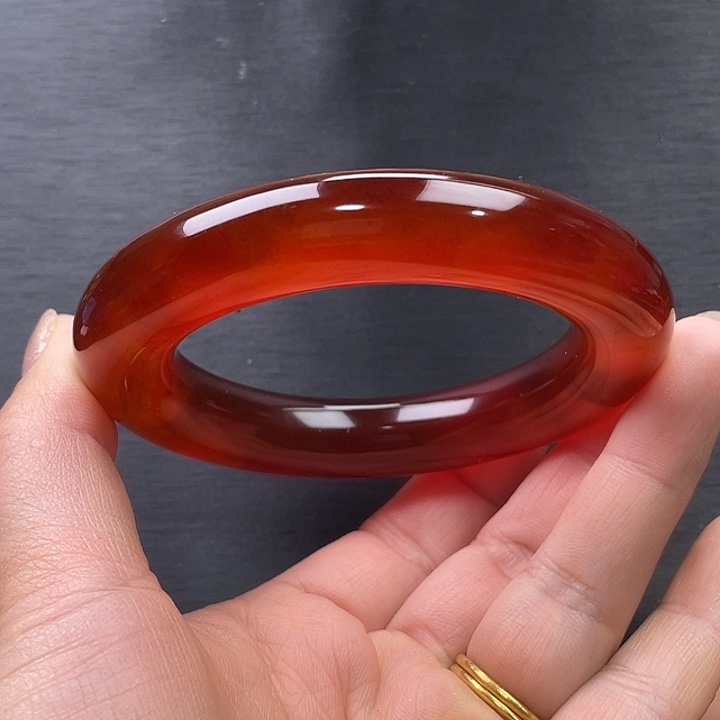 躲***1玛瑙/玉髓未镶嵌手镯58