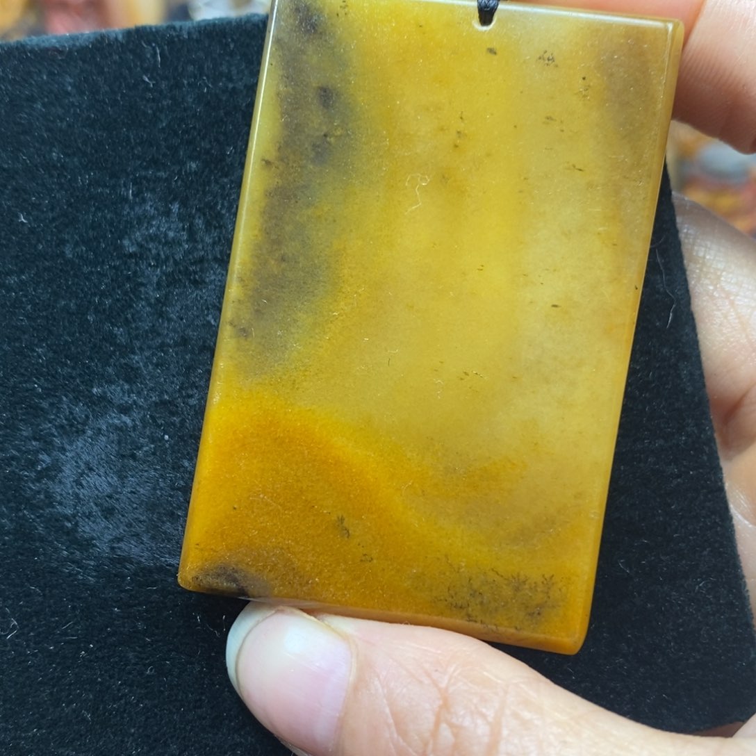 未镶嵌石英质玉（黄龙玉）颈饰