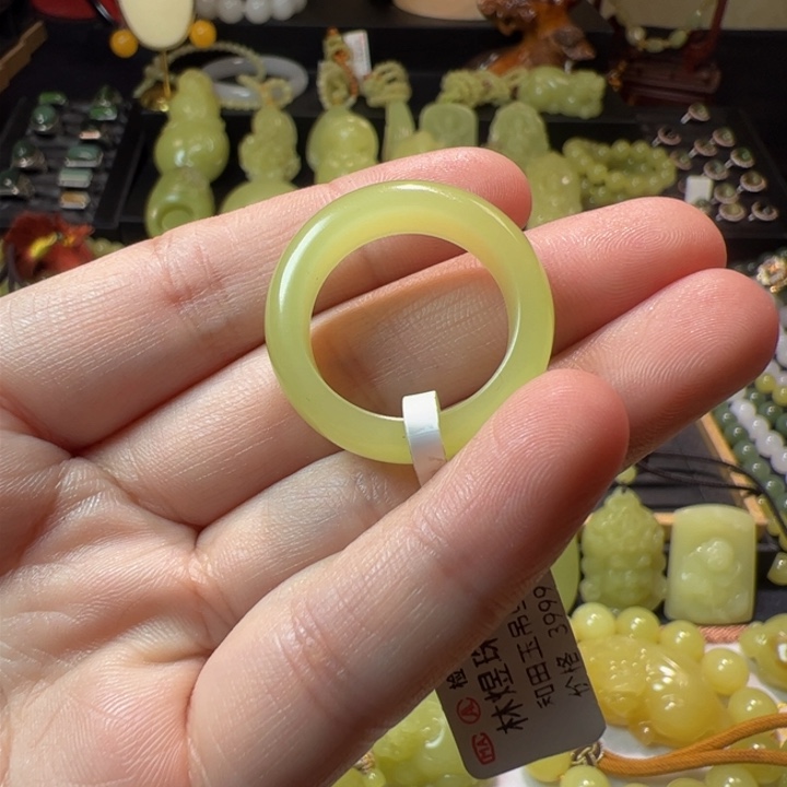 和田玉（黄玉）颈饰未镶嵌握****冷