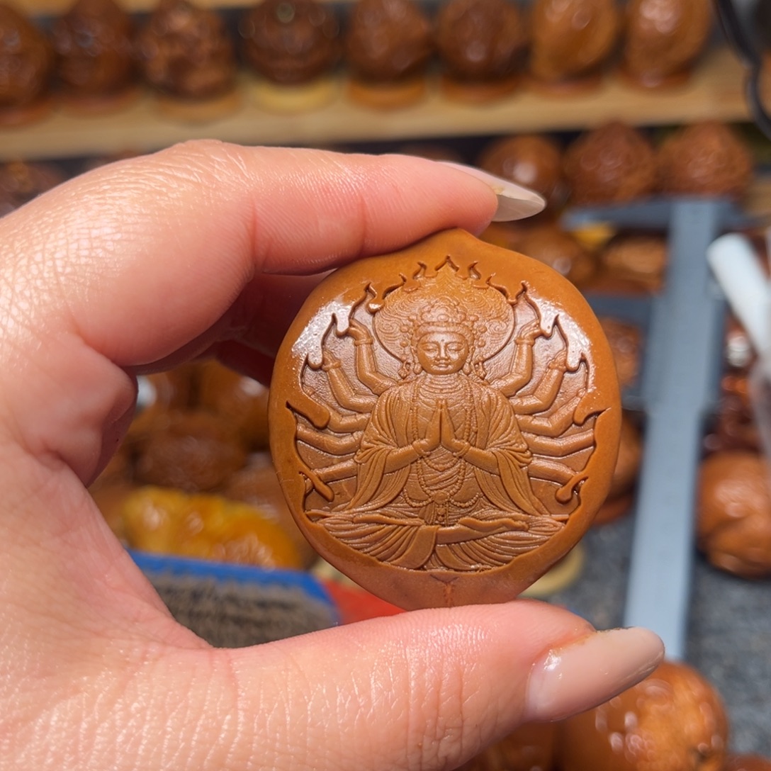 ****福把件橄榄核千手观音