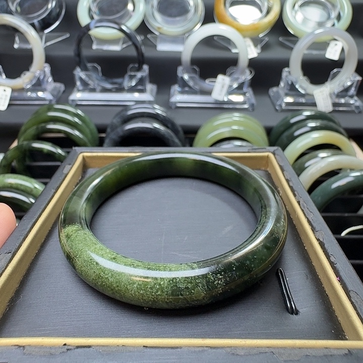 和田玉未镶嵌手镯