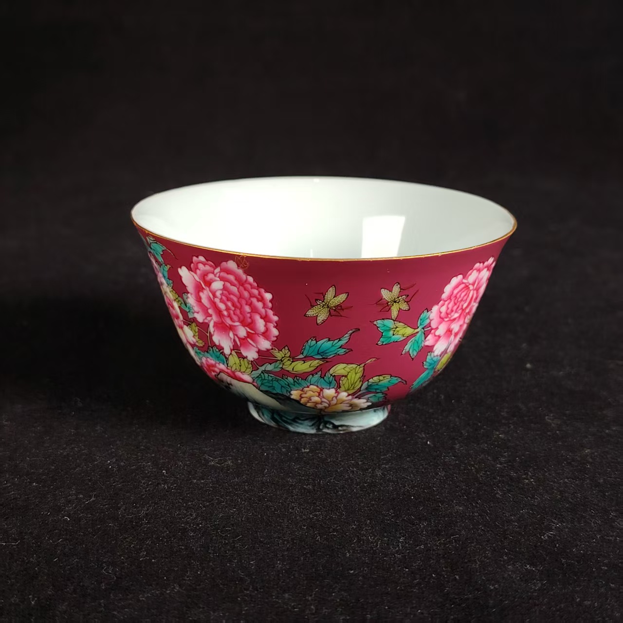 胭脂红地粉彩蝶恋花纹杯