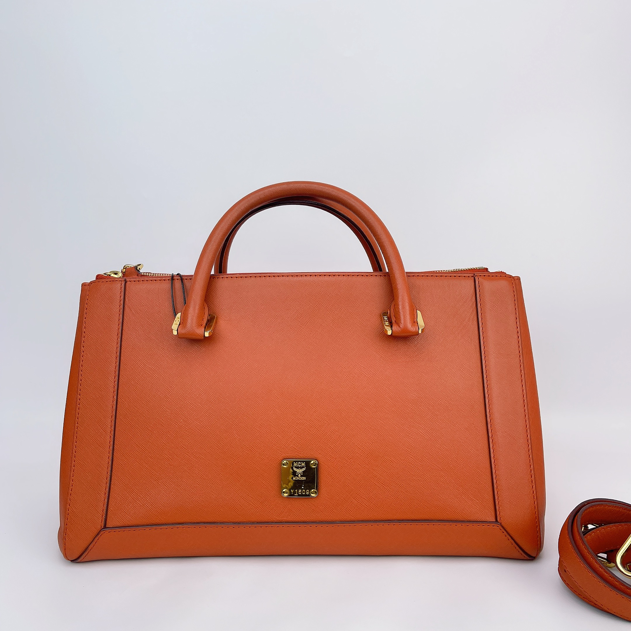 95新 MCM MCM 橘色牛皮手提单肩包底长36 J330