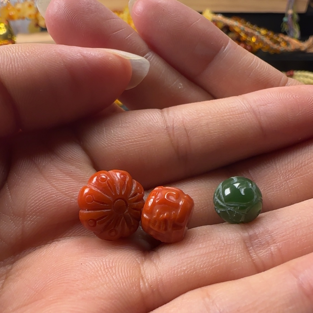 和***ꮤ蜜蜡未镶嵌颈饰花花雕刻圆珠