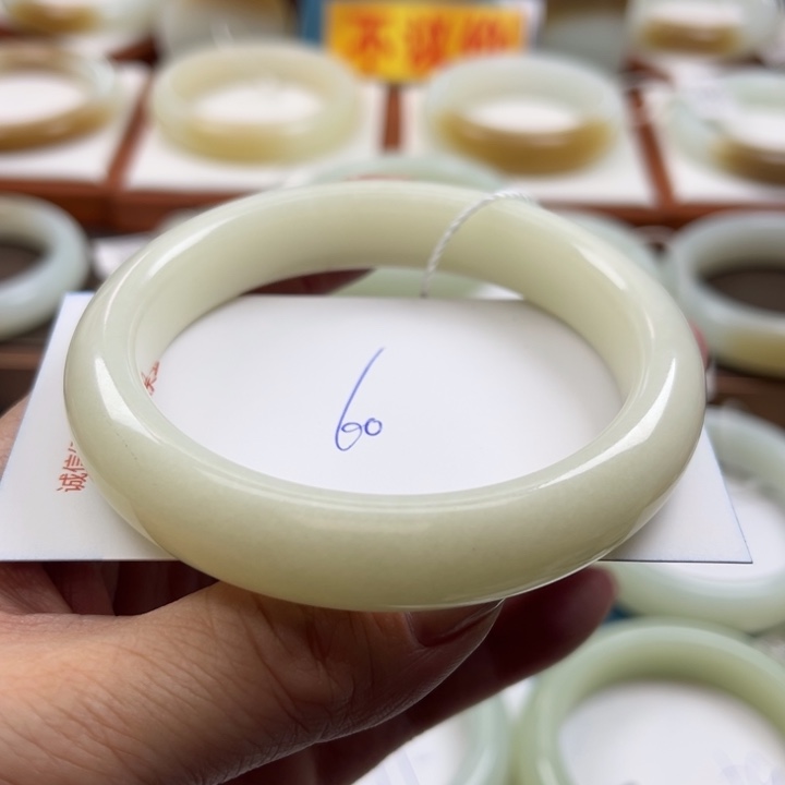 和田玉手镯未镶嵌陈**啦