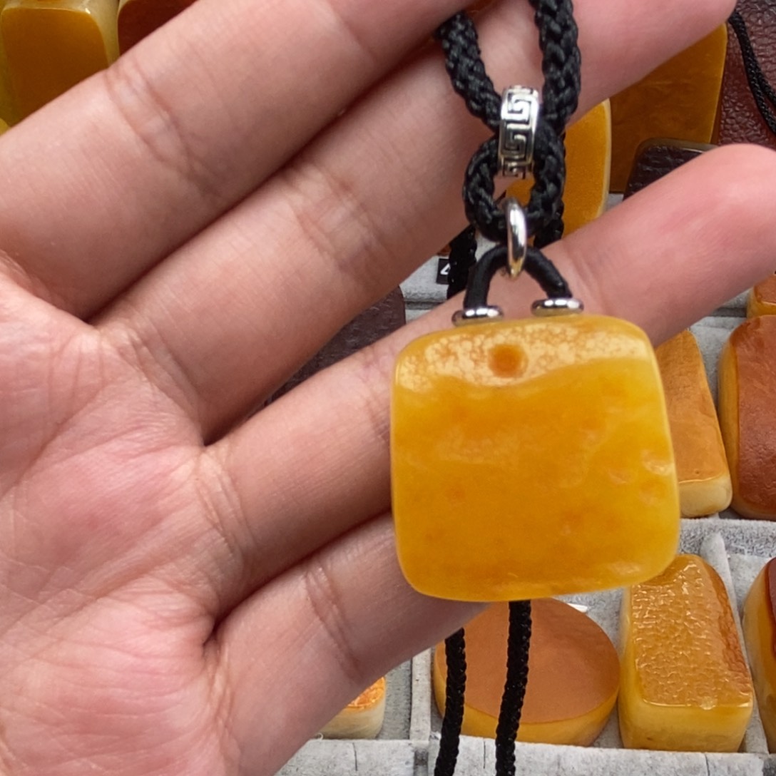 琥珀吊坠(赠链)未镶嵌