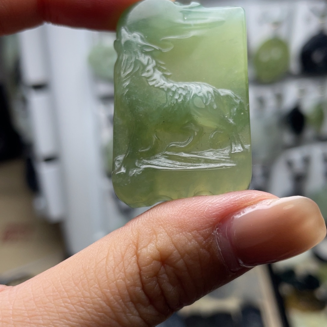 岫玉未镶嵌颈饰狼牌