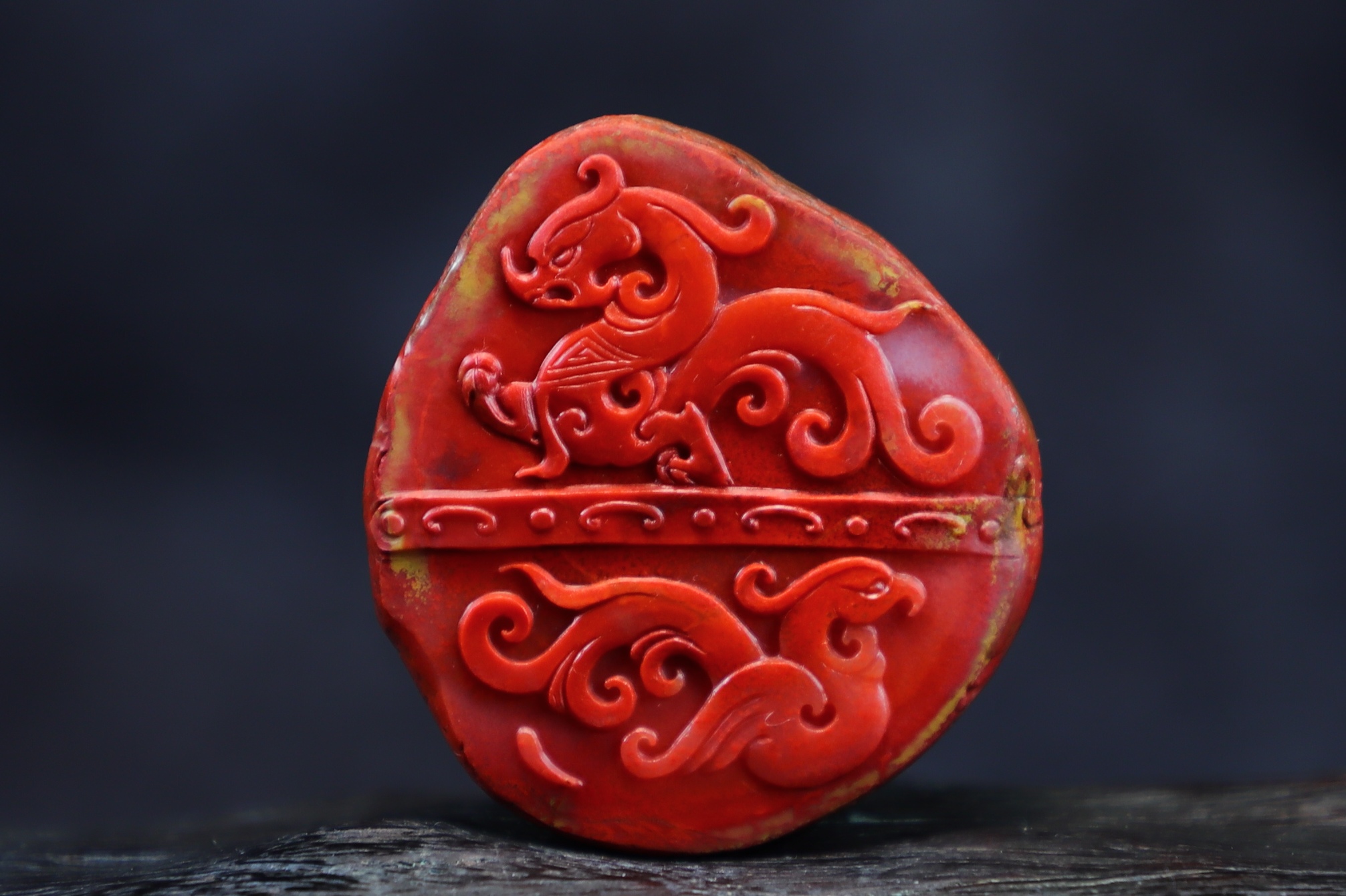 云南通南红玛瑙黄皮包浆雕刻吊坠挂件龙凤牌