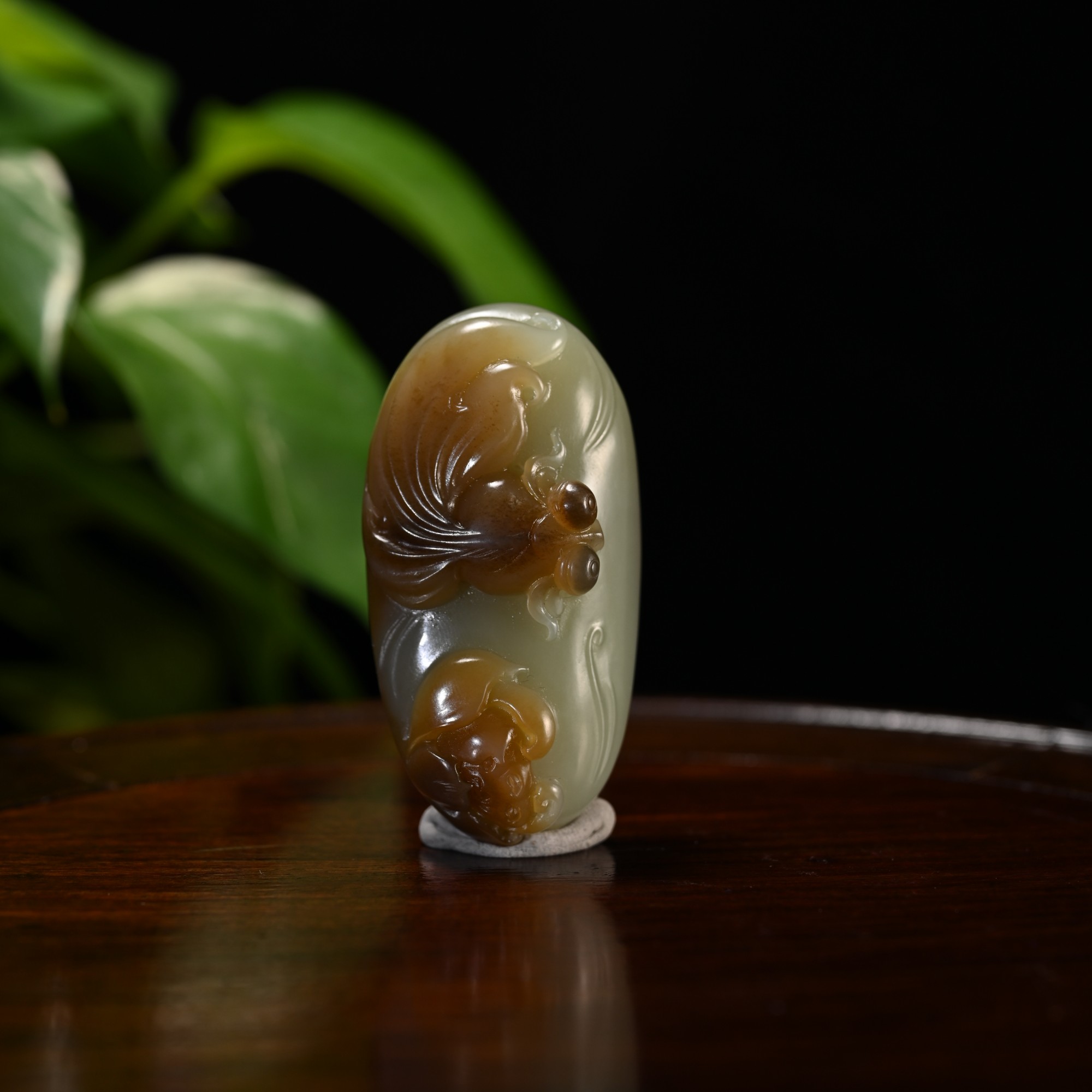 LOT8818 25YU107043和田玉且末糖鱼戏莲挂件/匡时