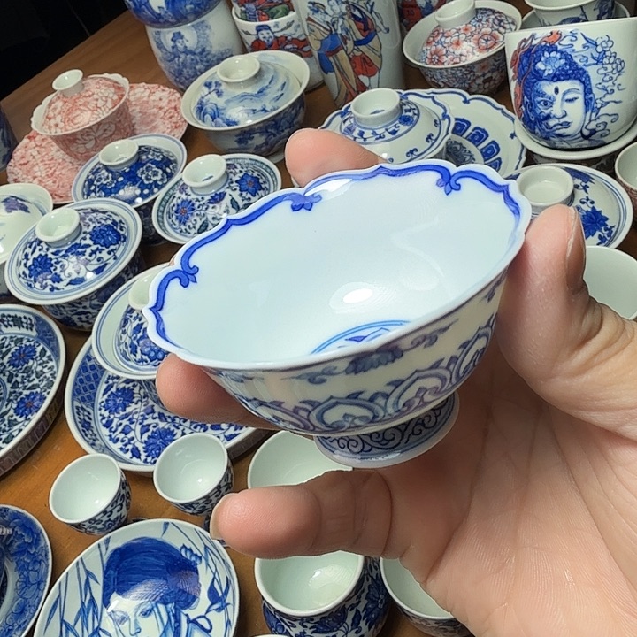 手绘宝箱纹花口杯