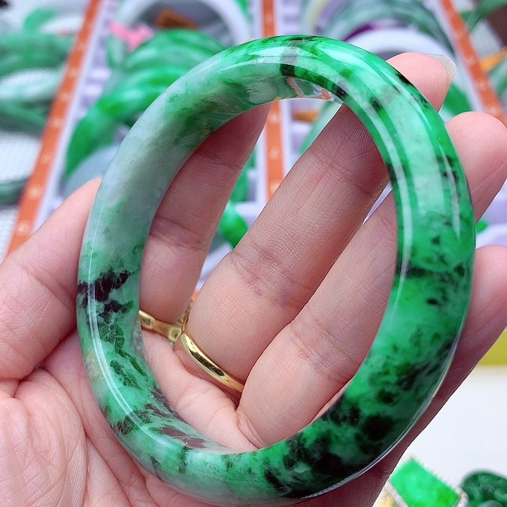 翡翠手镯未镶嵌翡翠