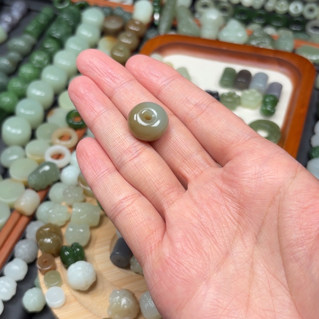 浅***钰和田玉未镶嵌颈饰