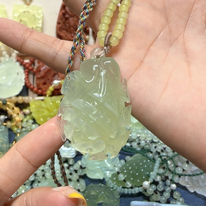 未镶嵌蛇纹石玉吊坠