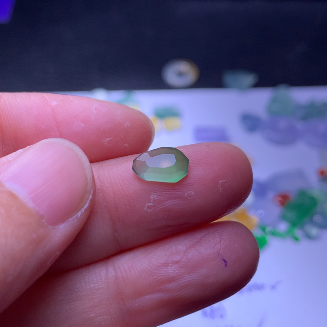 翡翠颈饰未镶嵌切面