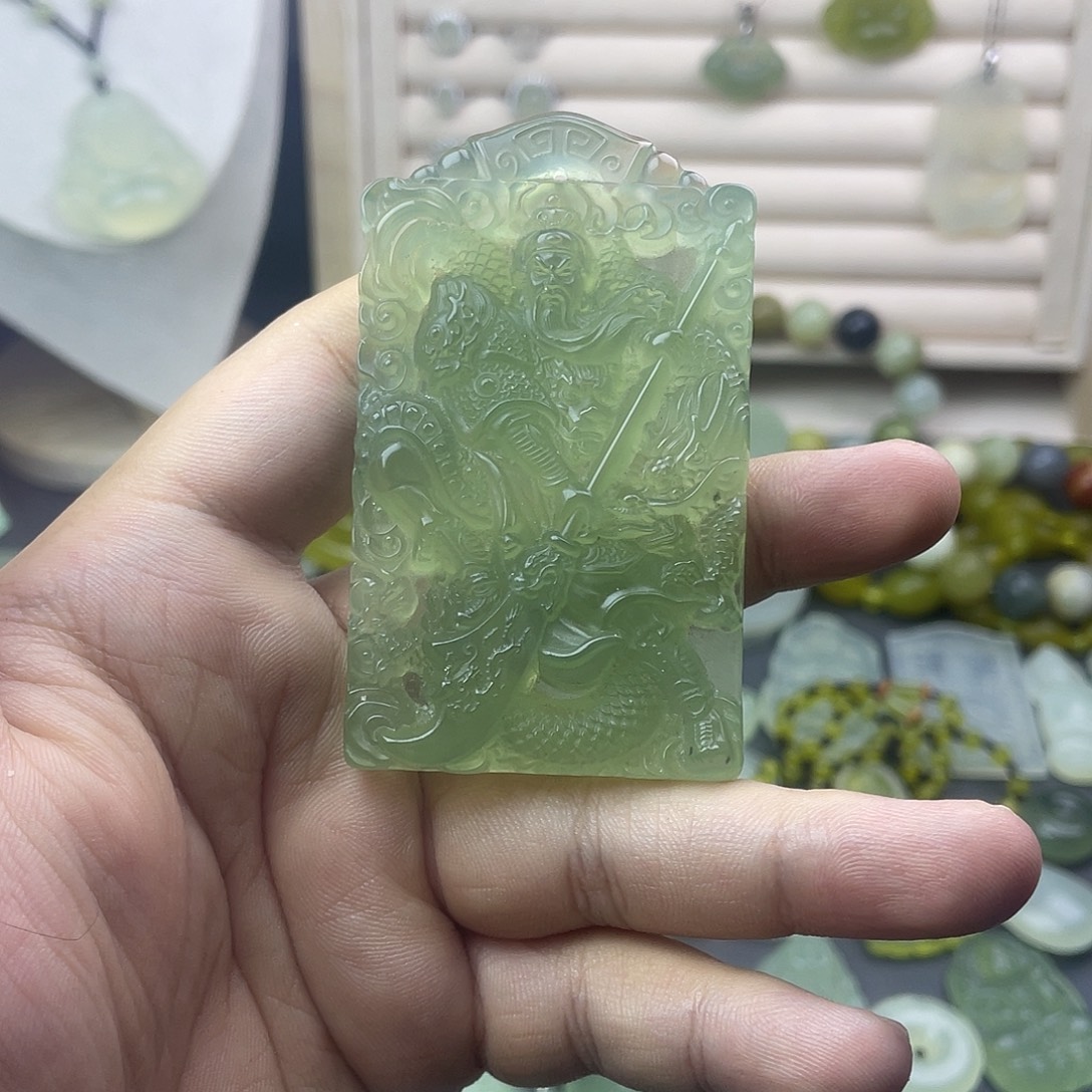 蛇纹石玉未镶嵌颈饰大尺寸关公