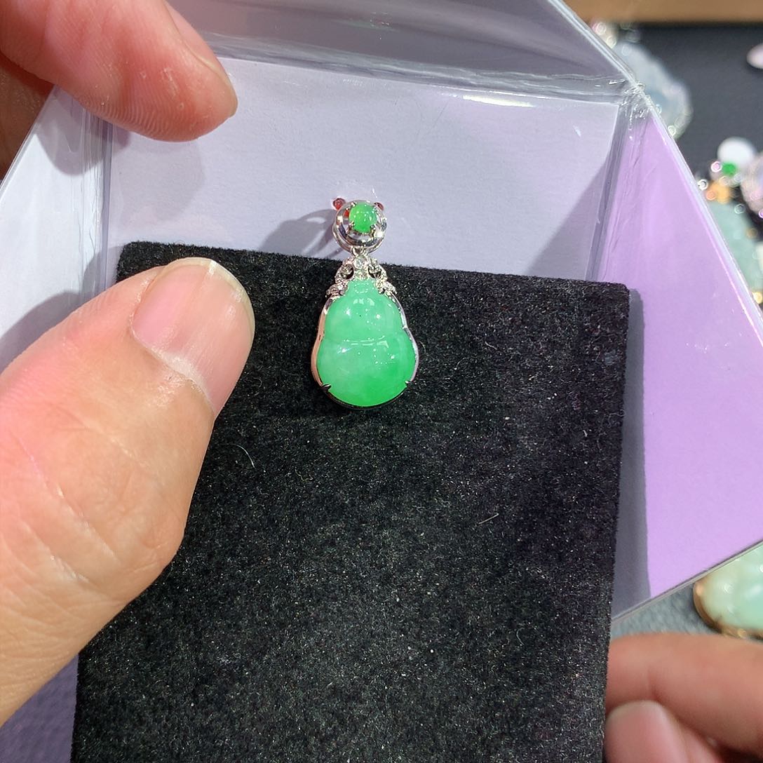 翡翠吊坠(赠链)18K金镶嵌